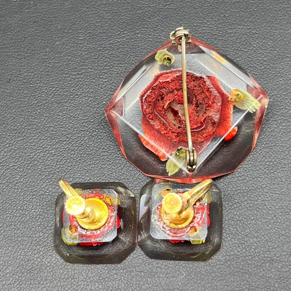 Vintage reversed carved set of Lucite red rose scarf ring, brooch and earrings - Picture 10 of 15